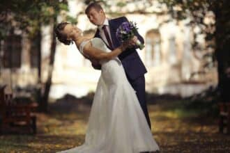Getting married is an exciting yet stressful process. Here are some tips on how to choose the best wedding photographer.
