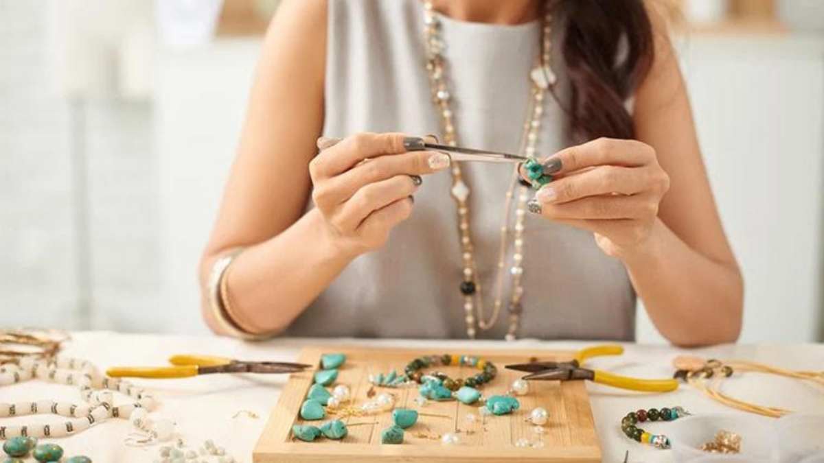 Are you looking for the perfect name for your jewelry business? Learn how to choose a good name for your jewelry business.